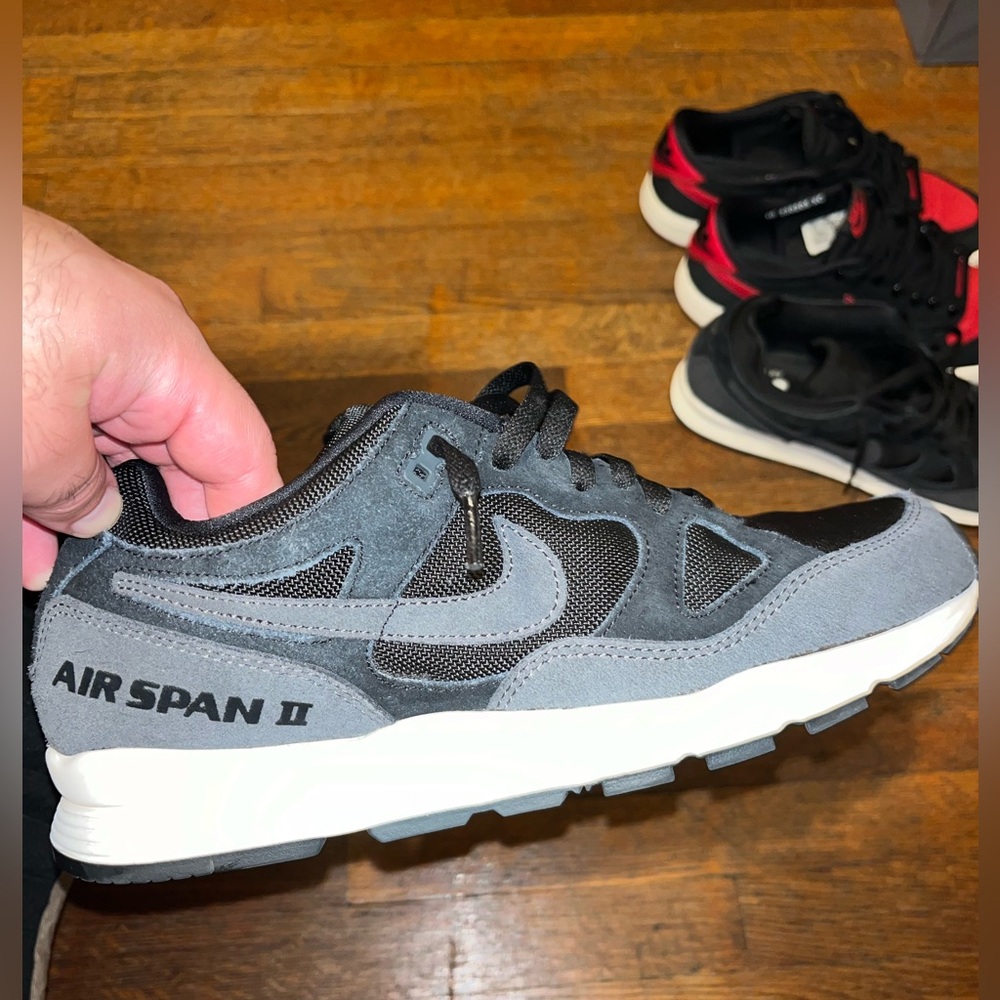 MENS NIKE AIR SPAN 2 SIZE 10. (USED IN GOOD CONDITION)